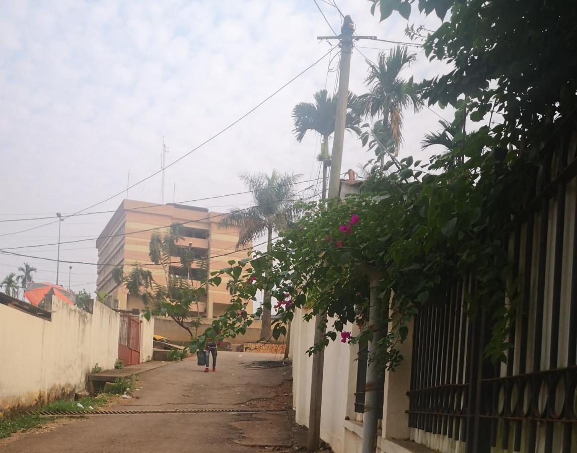Tout Confort Avec Jardin Entree Bastos Yaounde Ngoại thất bức ảnh