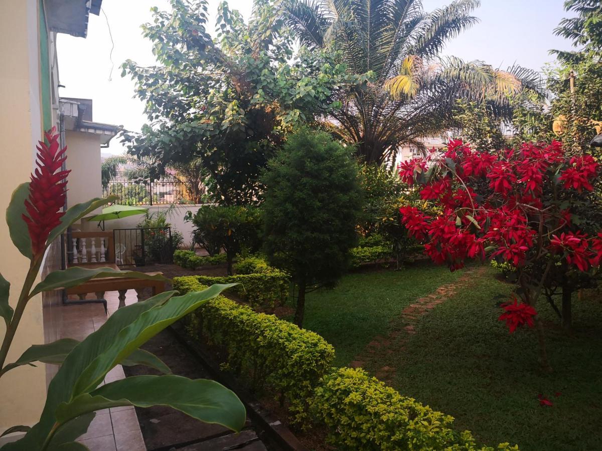 Tout Confort Avec Jardin Entree Bastos Yaounde Ngoại thất bức ảnh