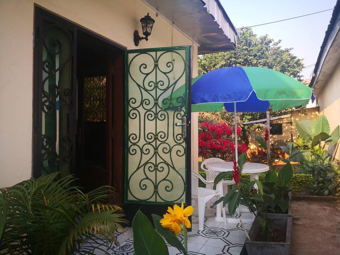 Tout Confort Avec Jardin Entree Bastos Yaounde Ngoại thất bức ảnh
