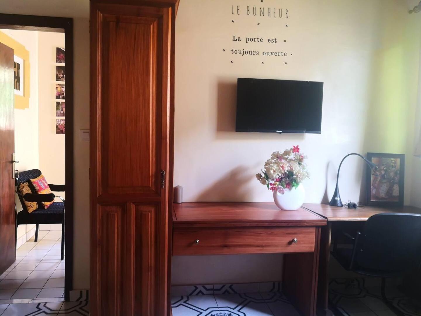 Tout Confort Avec Jardin Entree Bastos Yaounde Ngoại thất bức ảnh